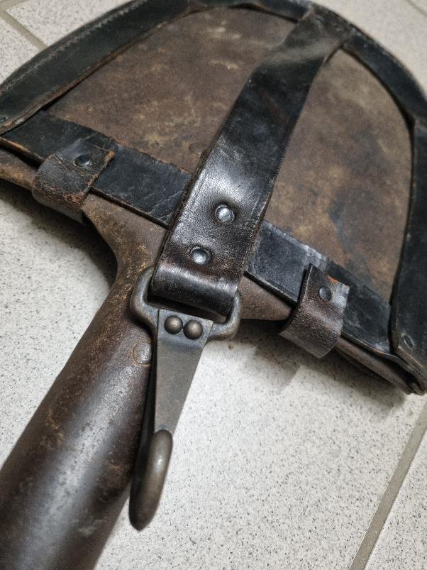 Original Wehrmacht kurzer Pionierspaten mit Ledertragetasche – Bild 3