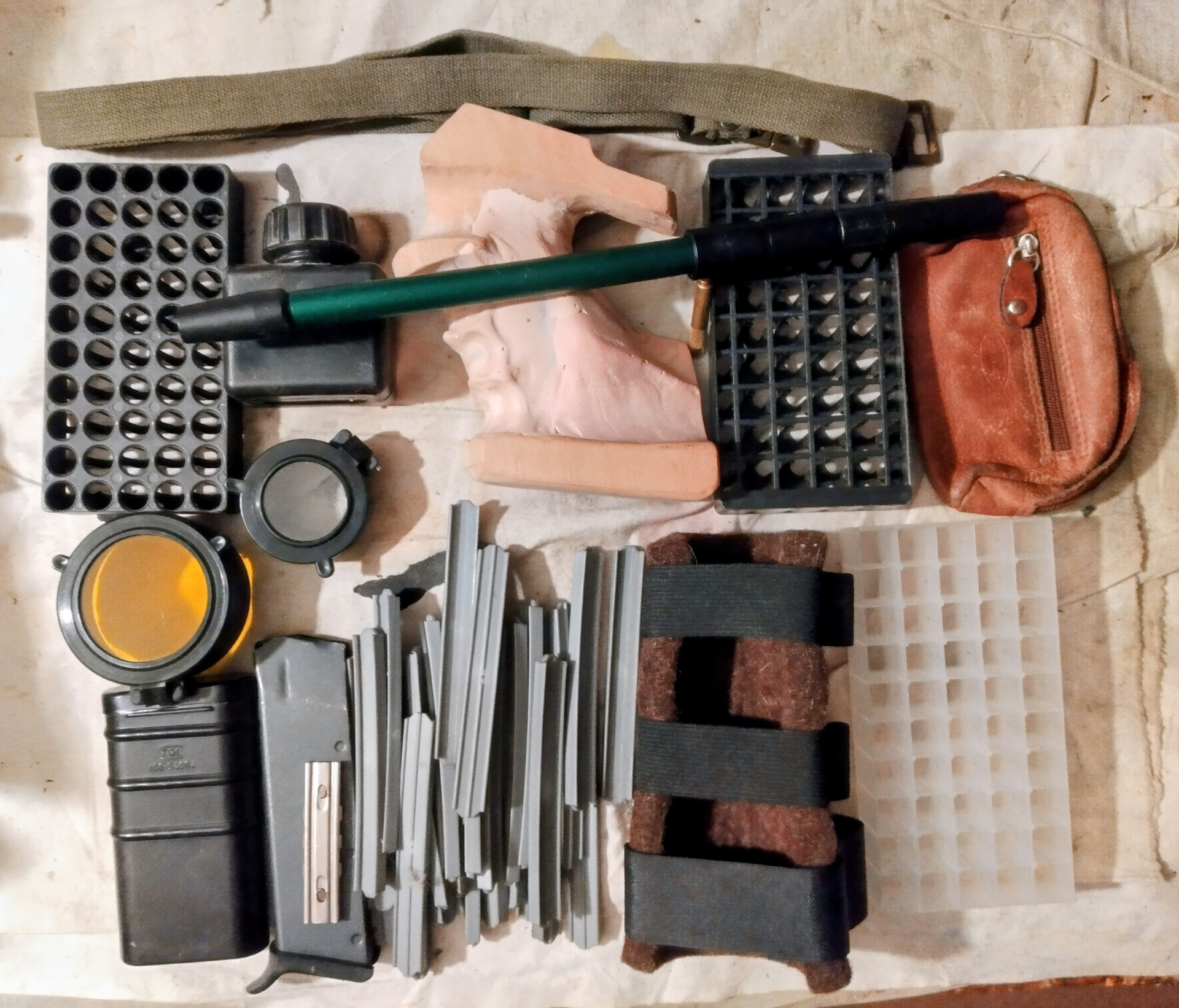 Konvolut Resteile RG57 Flipcover .223-Ladestreifen Putzstockführung Schaftauflage u. a. – Bild 1