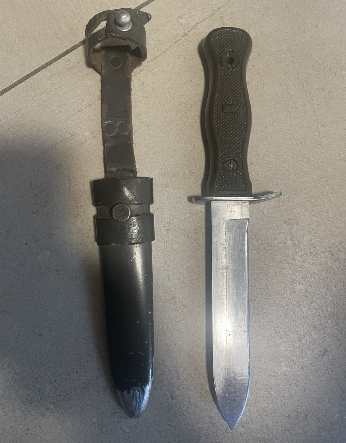 Original Bundeswehr Kampfmesser KM 68 / BW mit Koppelschuh + Scheide FSK70 – Bild 1