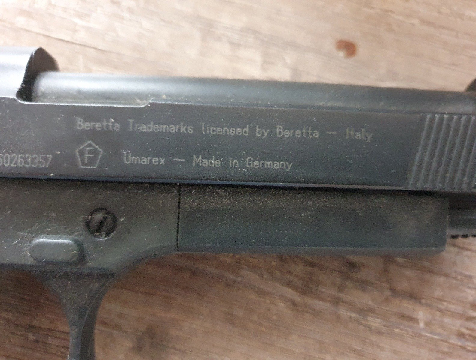 Beretta 92 FS 4,5 mm Diabolo brüniert (P18) Co2-Pistole – Bild 3