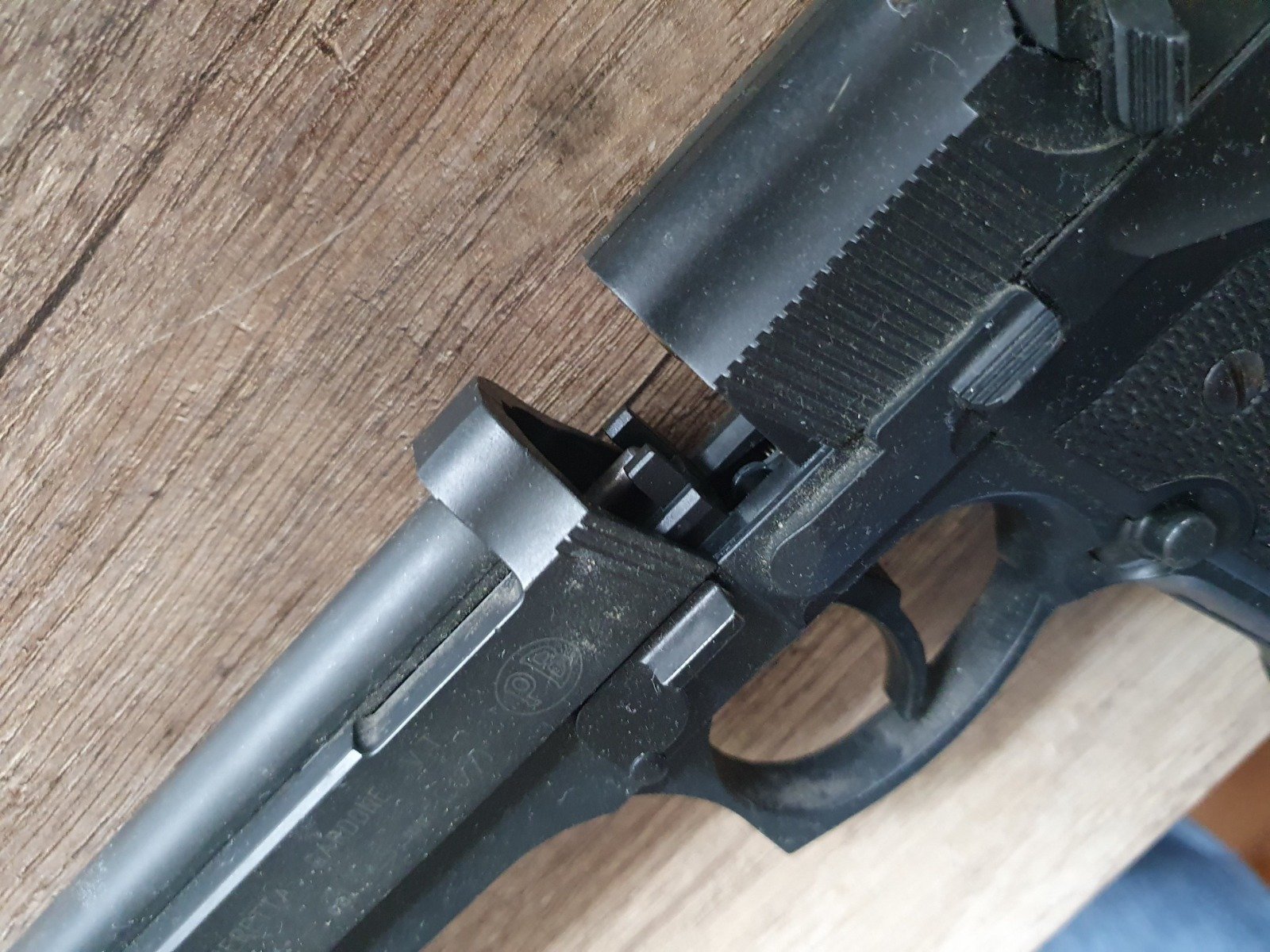 Beretta 92 FS 4,5 mm Diabolo brüniert (P18) Co2-Pistole – Bild 5