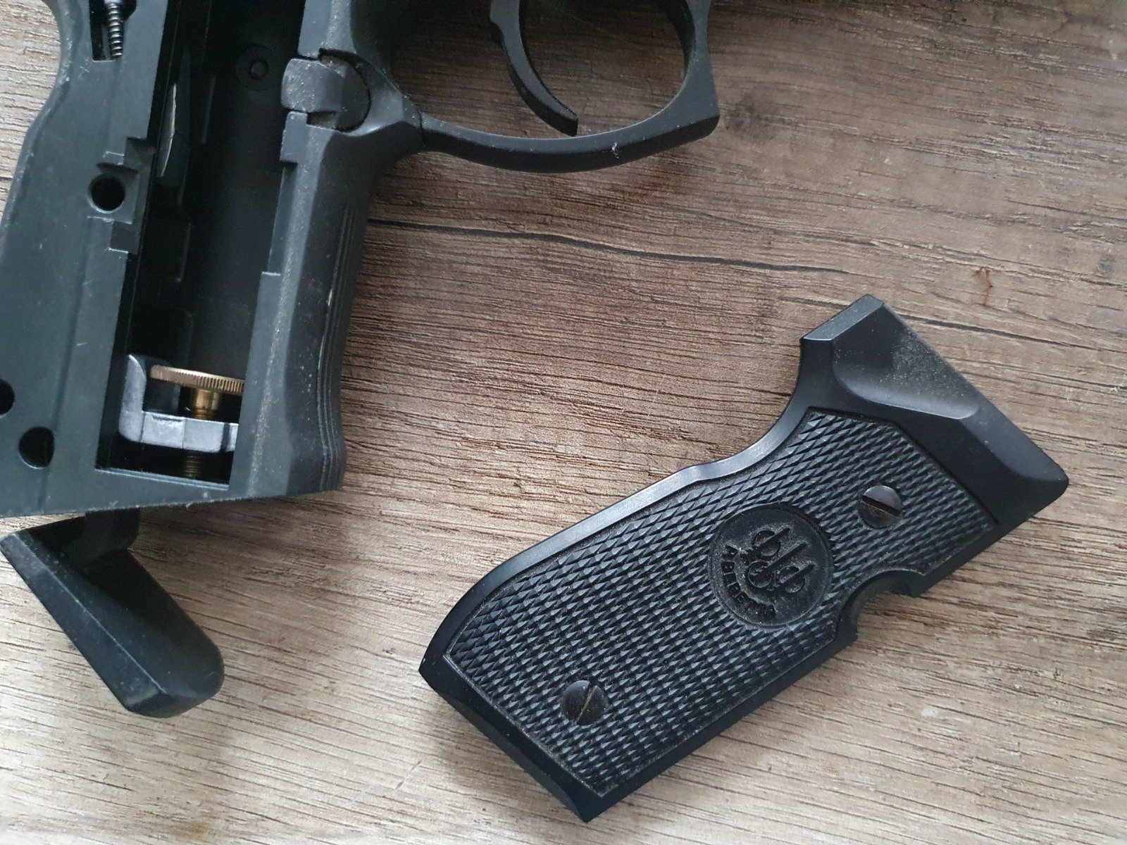 Beretta 92 FS 4,5 mm Diabolo brüniert (P18) Co2-Pistole – Bild 2