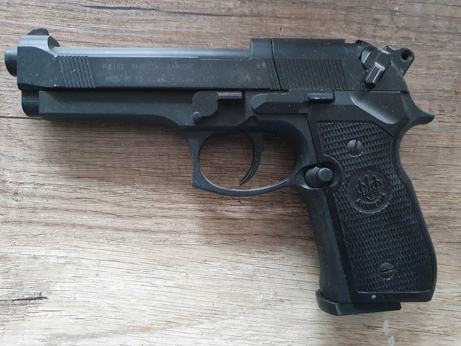 Beretta 92 FS 4,5 mm Diabolo brüniert (P18) Co2-Pistole – Bild 1