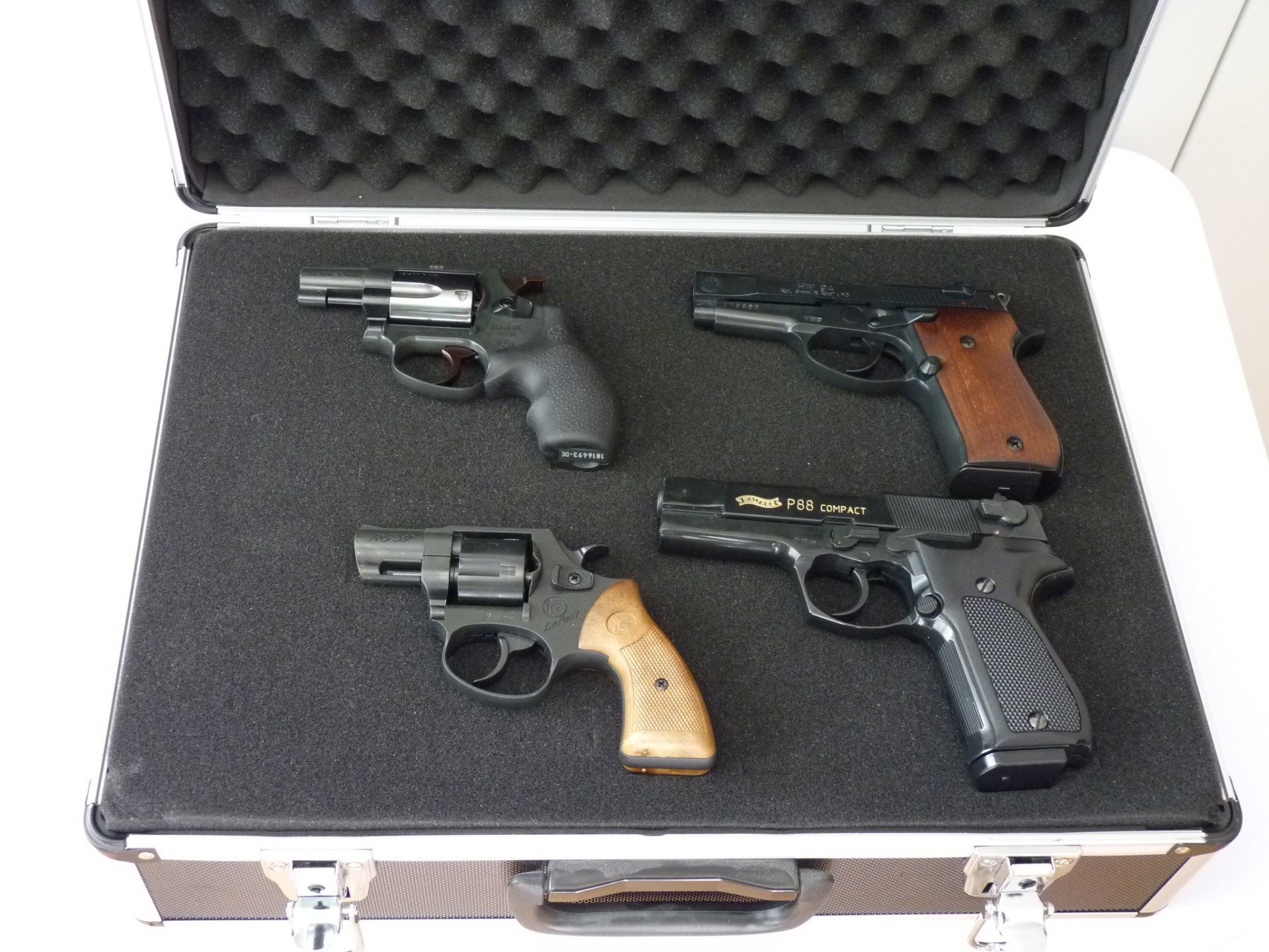 Konvolut von Schreckschusswaffen. Röhm, Arminius, Walter. – Bild 1