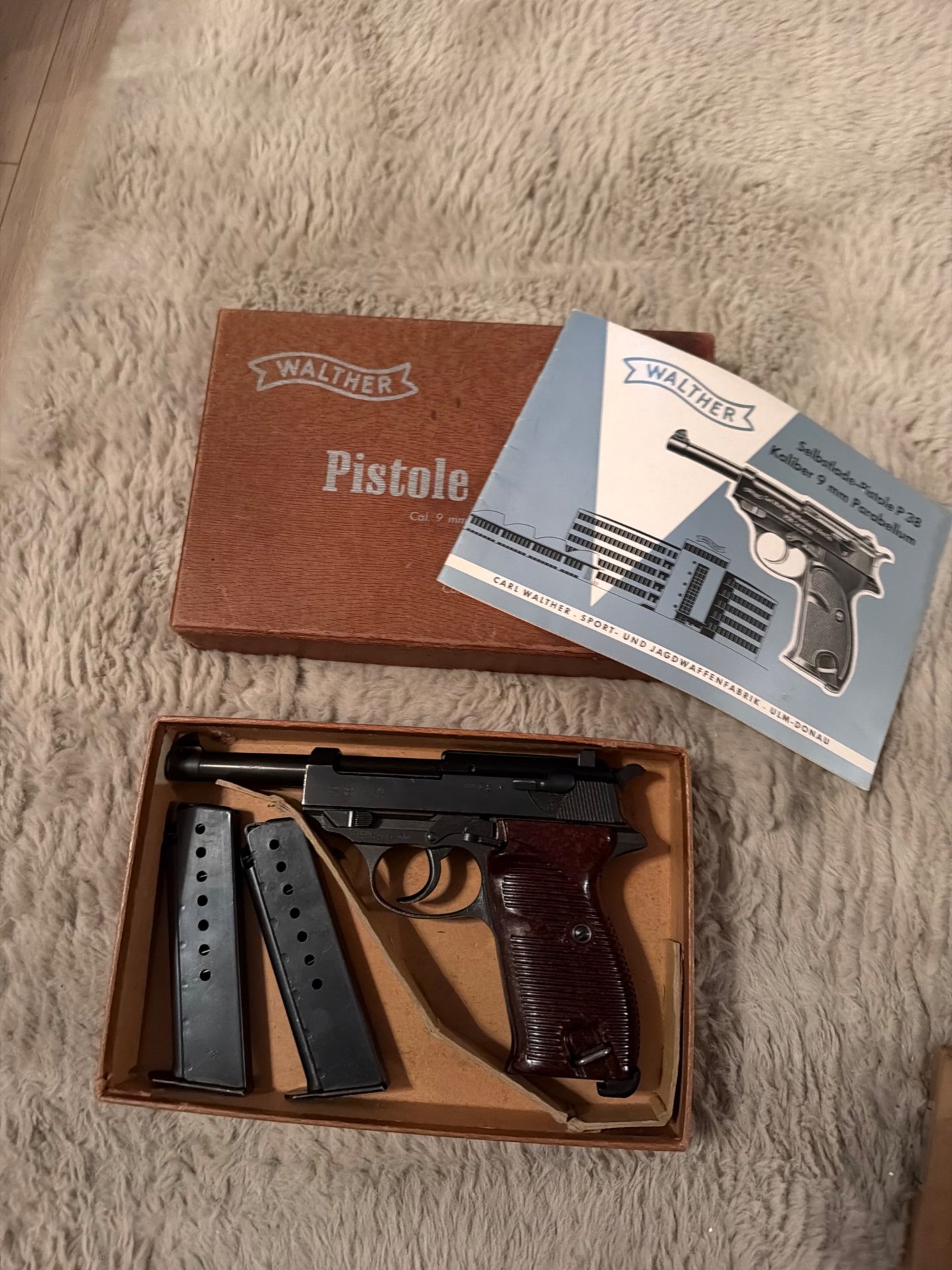 Walther P38 im Karton 1944 9 mm WAA 135 + 3 Magazine Wehrmacht – Bild 1