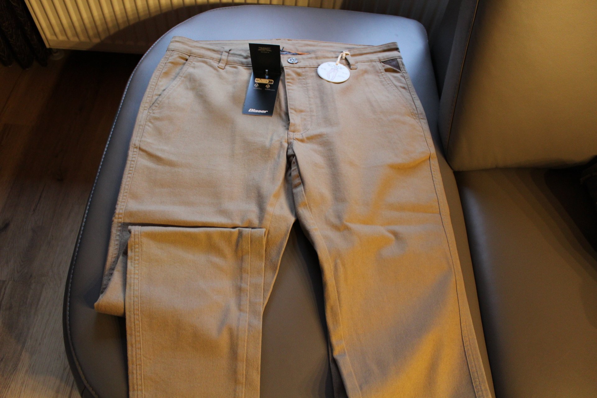Neue Blaser Active Outfits Herren Hose, Denim Stretch Chino Tom Sand Gr. 58 – Bild 1