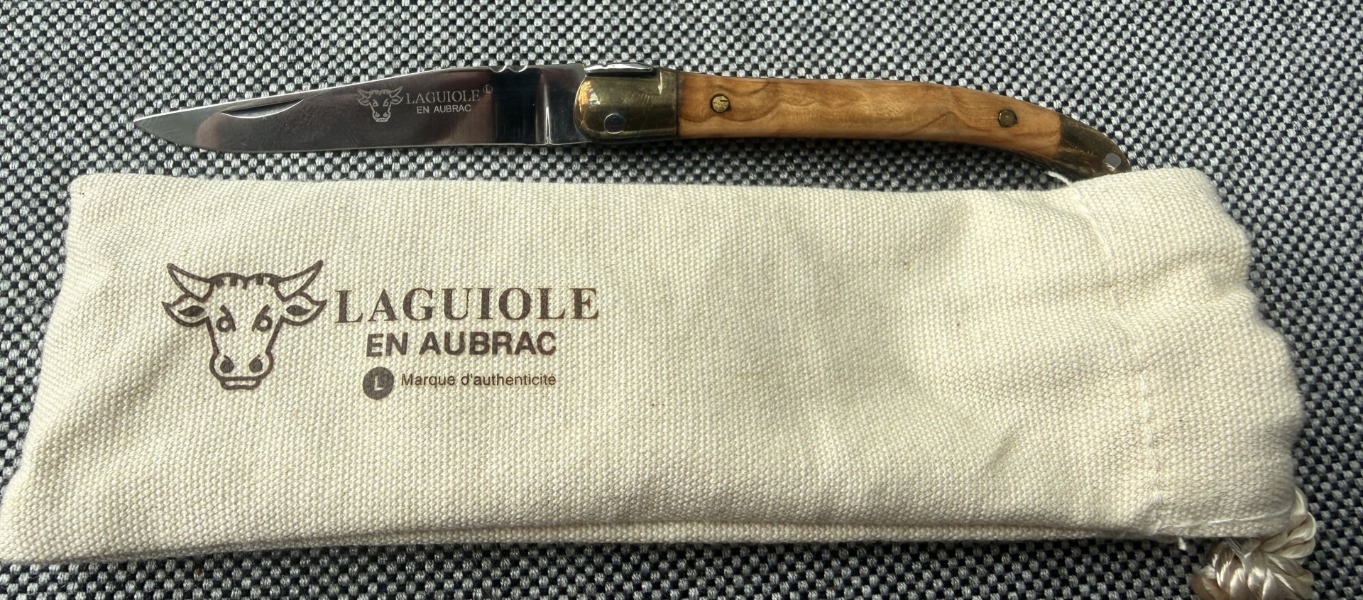 Laguiole en Aubrac Mini 7cm – Olivenholz & Messing – Handarbeit – Bild 1
