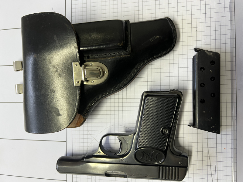 Browning/FN150 9mm mit Holster und Magazin – Bild 3