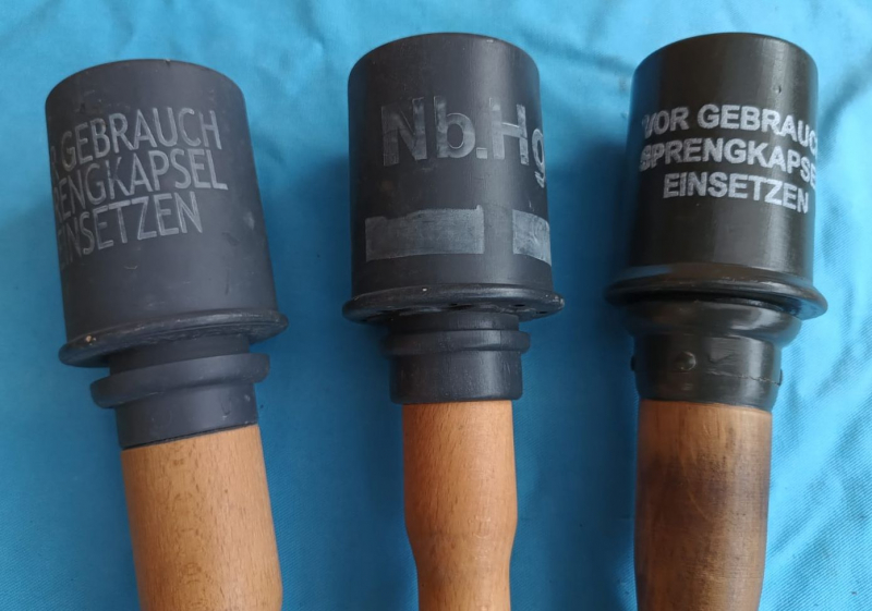 Konvolut von 3 Deko Holz Stielhandgranaten – Bild 2