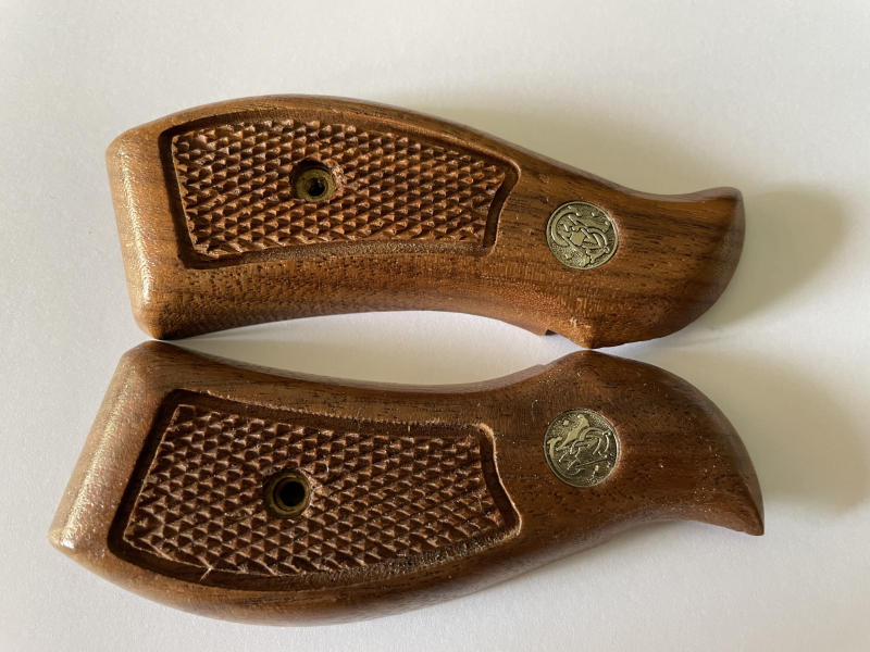 Original S&W Griffschalen mit Medallion, neuwertig für K/L Rahmen Roundbutt – billede 3