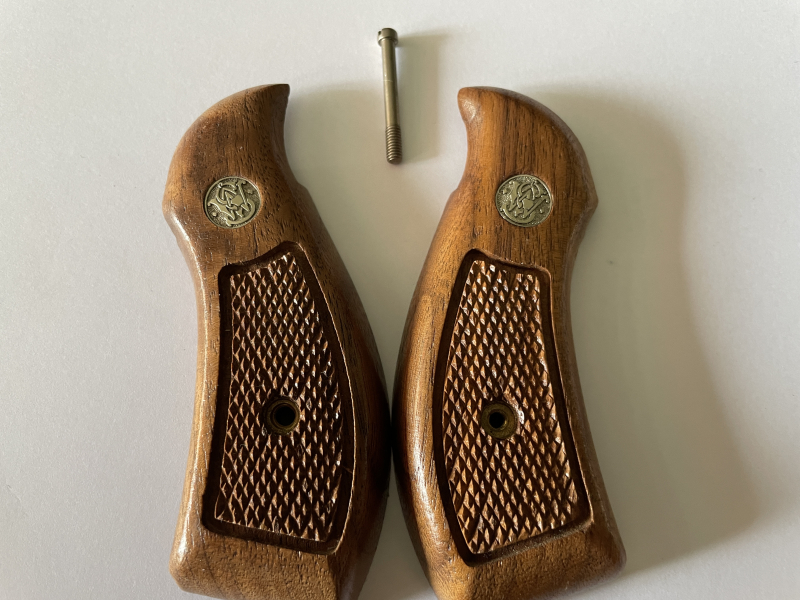 Original S&W Griffschalen mit Medallion, neuwertig für K/L Rahmen Roundbutt – billede 4