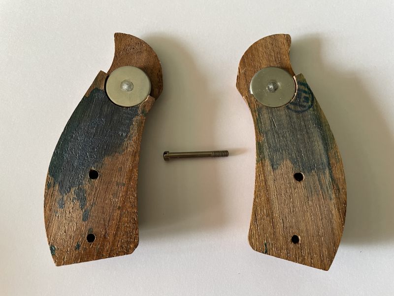 Original S&W Griffschalen mit Medallion, neuwertig für K/L Rahmen Roundbutt – billede 2