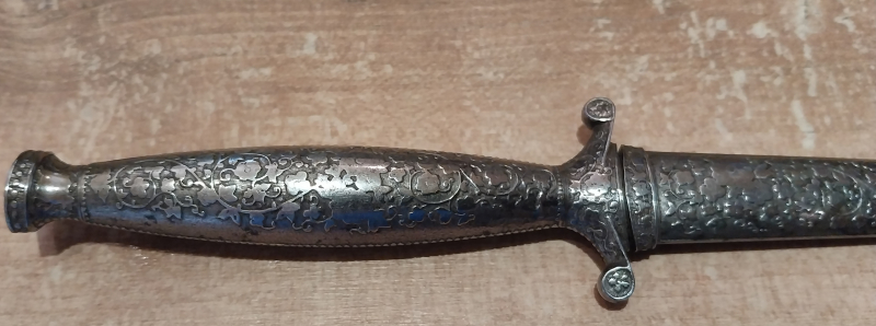 Historischer Prunkdolch mit Totenkopf Jagdmotiven & verzierten Scheide – Historismus / Renaissance – Bild 6