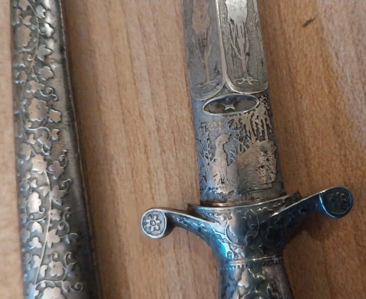 Historischer Prunkdolch mit Totenkopf Jagdmotiven & verzierten Scheide – Historismus / Renaissance – Bild 3
