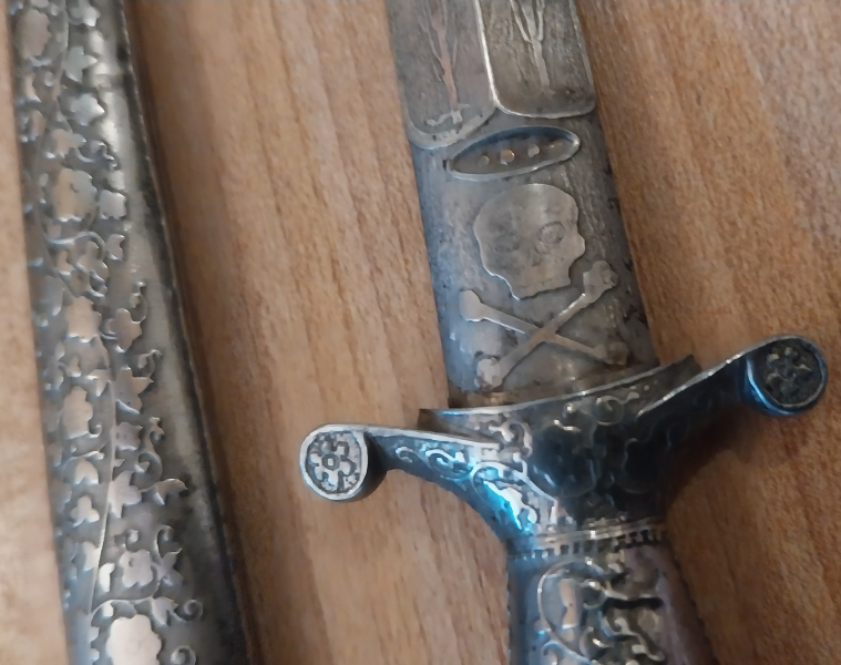 Historischer Prunkdolch mit Totenkopf Jagdmotiven & verzierten Scheide – Historismus / Renaissance – Bild 2