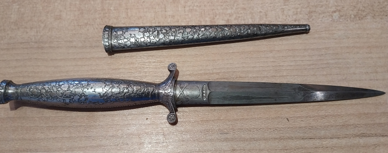 Historischer Prunkdolch mit Totenkopf Jagdmotiven & verzierten Scheide – Historismus / Renaissance – Bild 4