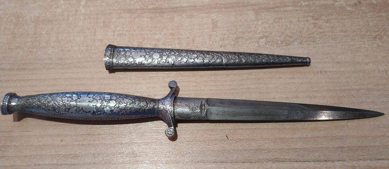 Historischer Prunkdolch mit Totenkopf Jagdmotiven & verzierten Scheide – Historismus / Renaissance – Bild 5