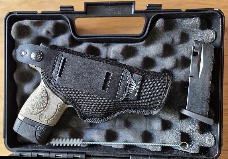 S&W M&P 9c 9mm Knall mit 2 Magazinen+Holster – Bild 4