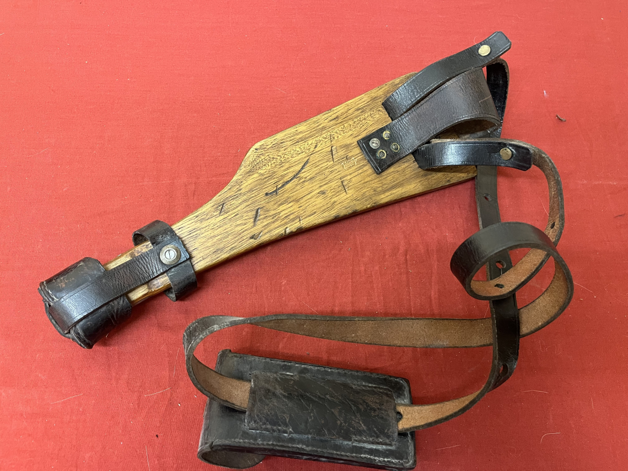 Anschlagbrett für lange P.08 Artillerie – Repro – mit Riemen – Bild 2