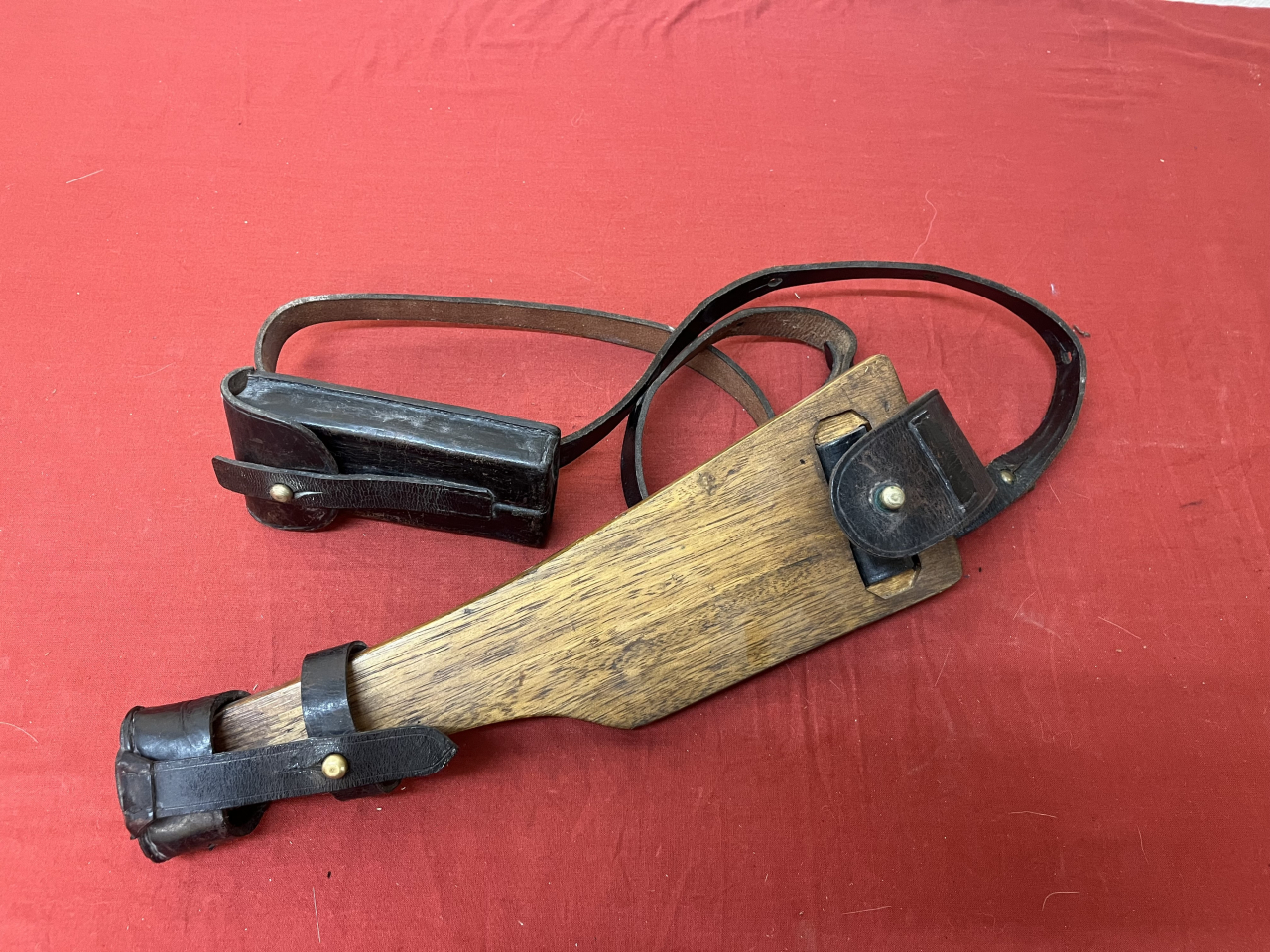 Anschlagbrett für lange P.08 Artillerie – Repro – mit Riemen – Bild 1