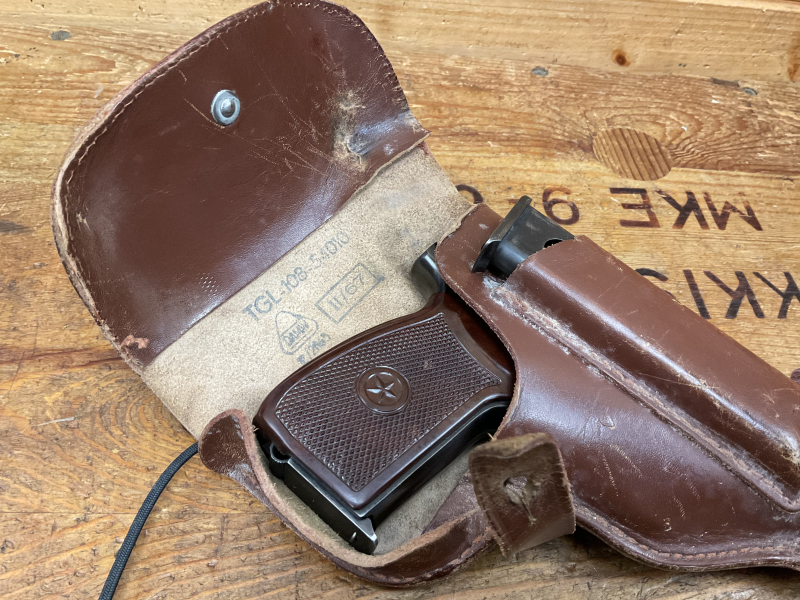 SLP Makarov, Kal.9mmMak. mit 2 Magazinen und Ledertasche!sehr guter Zustand! – Bild 1