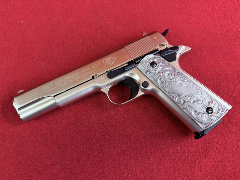Colt Government 1911 A1, cal.: 9mm P.A.K vernickelt, Griffschalen m. Arabeskengravur – Bild 2