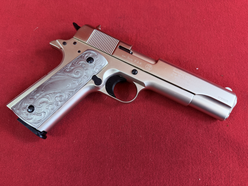 Colt Government 1911 A1, cal.: 9mm P.A.K vernickelt, Griffschalen m. Arabeskengravur – Bild 3