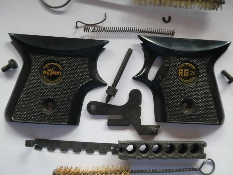 Röhm RG 2s, Schachtel, Paar Griffschalen und Ersatzteile – Bild 2