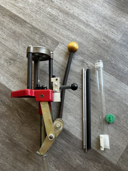 Lee Classic Turret 4-Stationen Presse mit redding reloading Zündhütchenzuführung – Bild 1