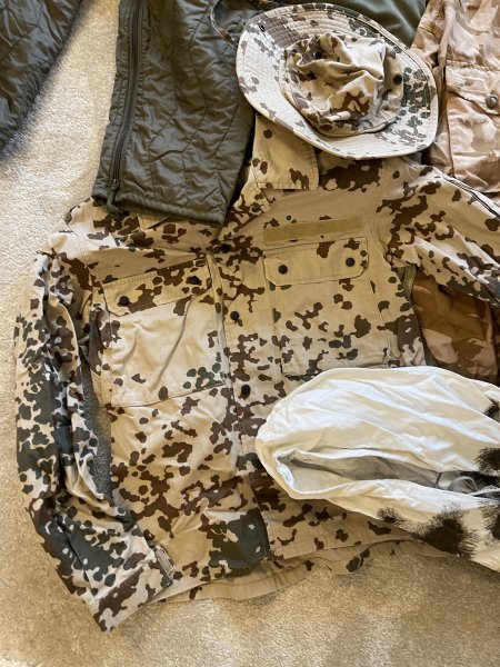 Militaria Jacken Hosen und Zubehör Konvolut – Bild 2
