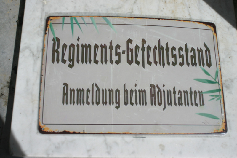 Schild: Regiments-Gefechtsstand Anmeldung beim Adjudanten – Bild 1