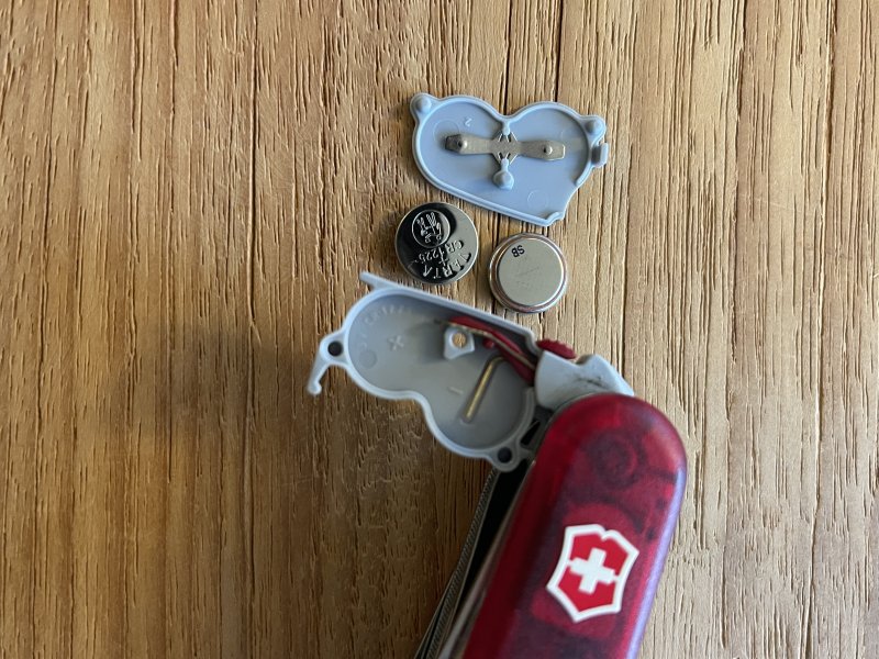 Victorinox Schweizer Taschenmesser mit Höhenmesser und Lampe – Bild 3