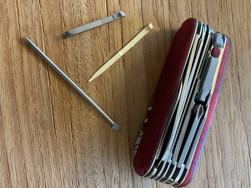 Victorinox Schweizer Taschenmesser mit Höhenmesser und Lampe – Bild 2