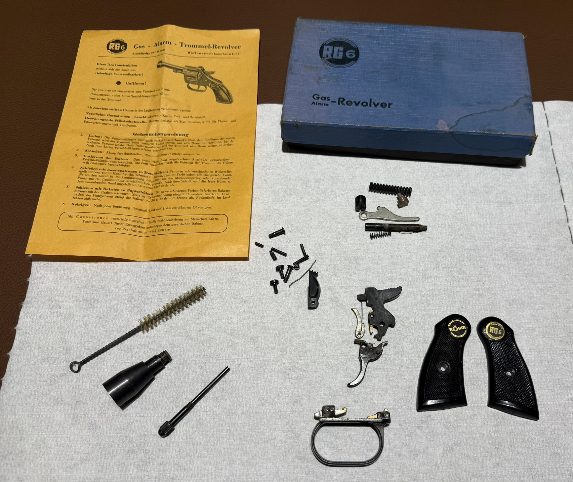 Röhm RG 6 – originales Ersatzteil-/Kleinteilekonvolut – OVP, Anleitung, Griffschalen und Zubehör – Bild 2