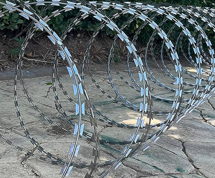 2x Natodraht Stacheldraht je ca. 10m OVP extrem scharf – Bild 3