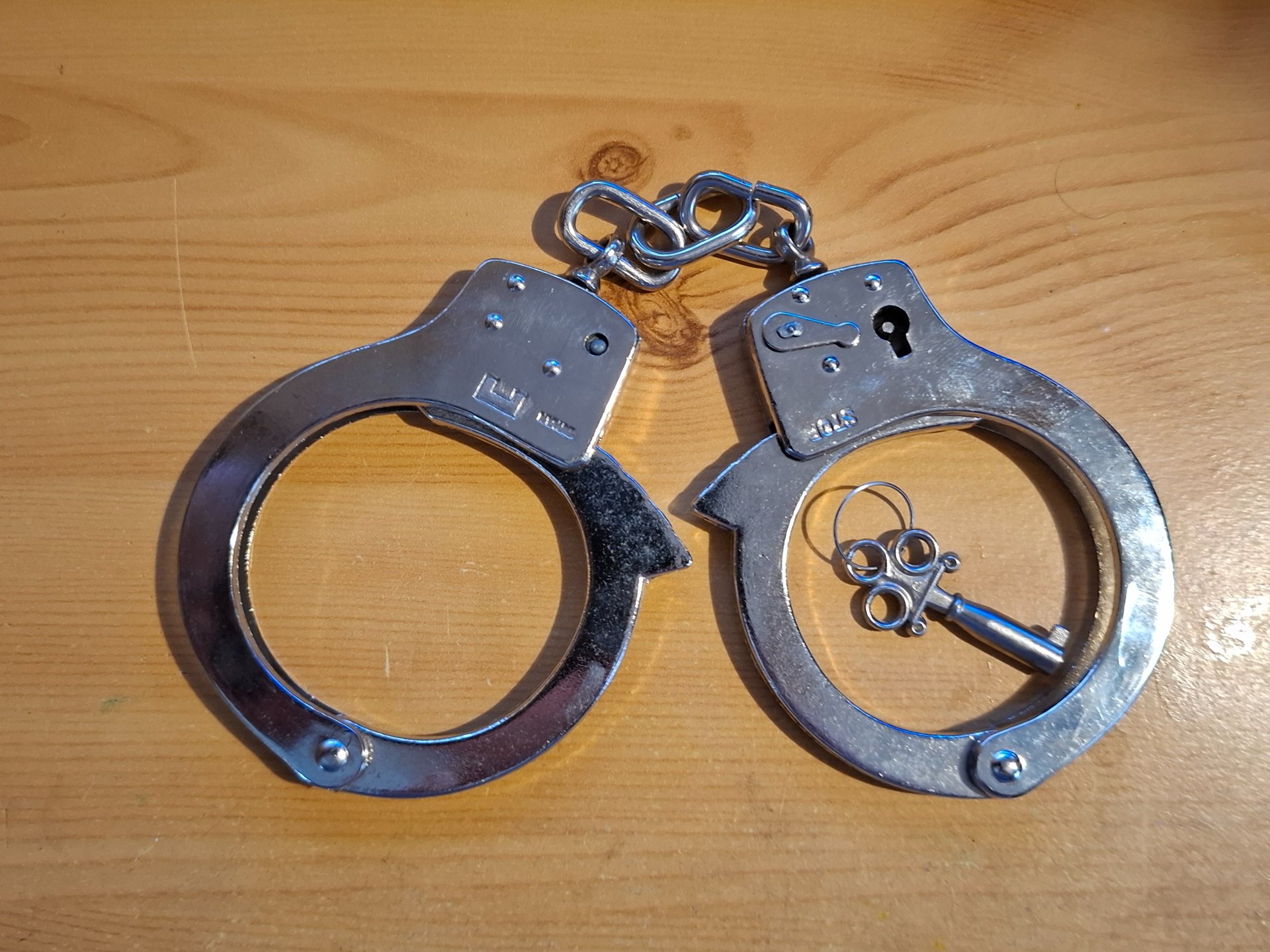 Handschellen mit Tasche – stampa 1
