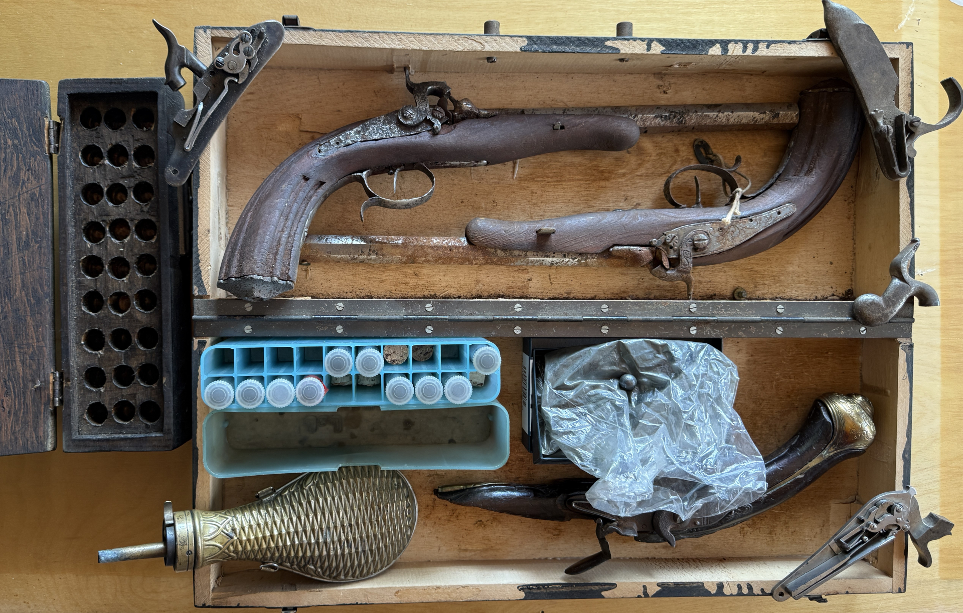 Vorderlader Konvolut; zwei originale Duellpistolen(nur noch als Deko), Kugeln Kal. .440 (11,15mm), V – Bild 1