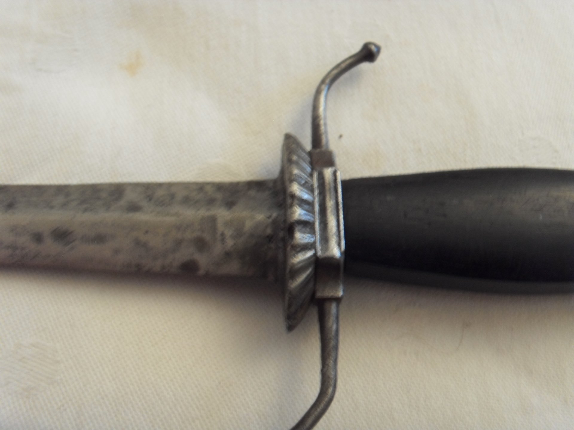 Sehr altes Jagdmesser / Dolch aus Sammlung , Lederscheide Defekt am Ende – Bild 2