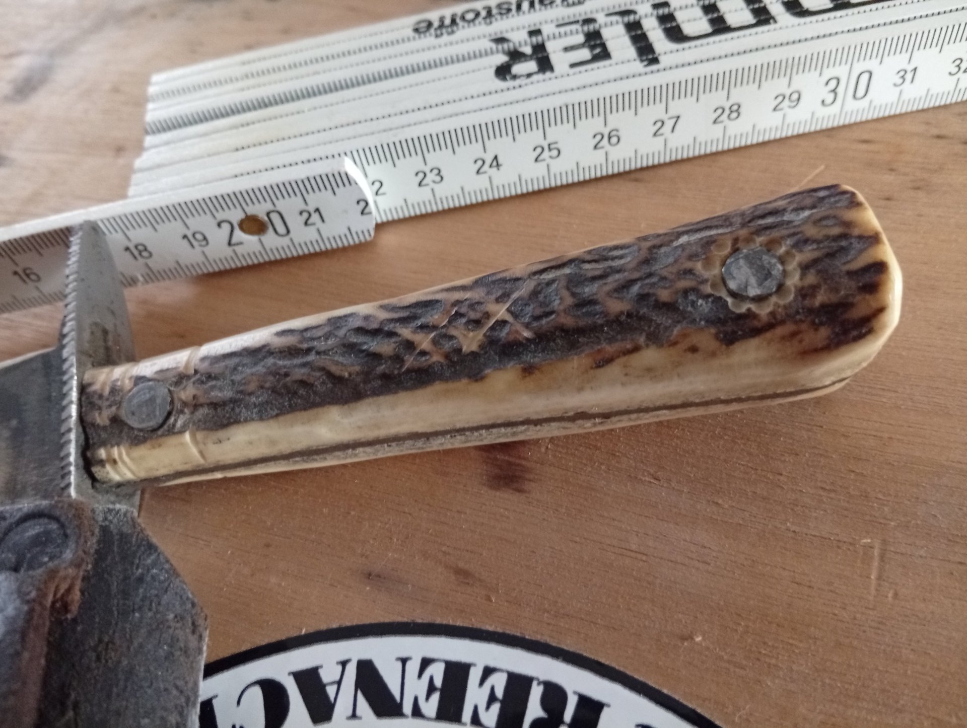 Jagdmesser / Trappermesser mit Lederscheide – afbeelding 3