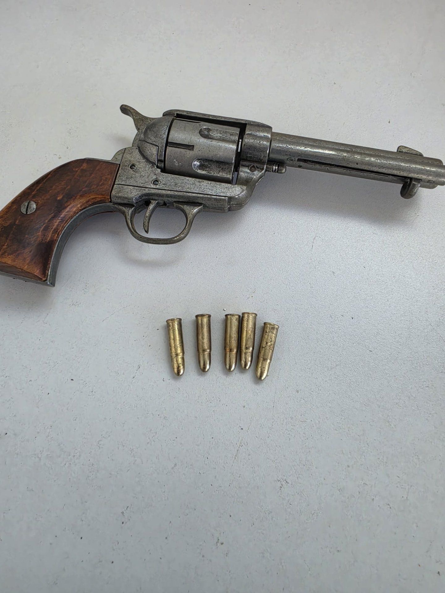 Dekowaffe Colt Single Action Army Peacemaker Replik – Western Revolver mit Deko-Patronen – Bild 1