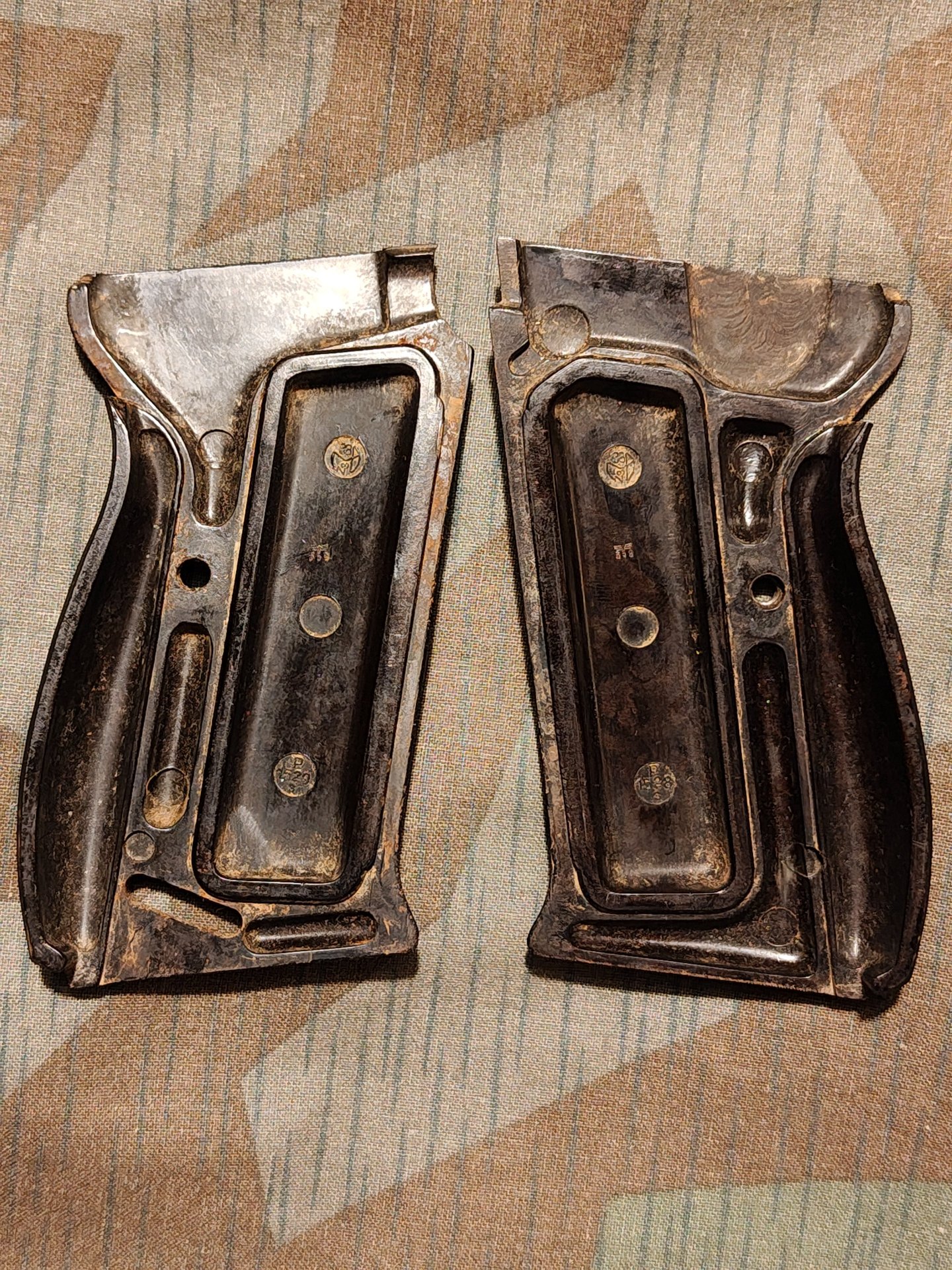 WK2 Griffschalen für Walther P38 WaA 359, Zella-Mehlis – Bild 2