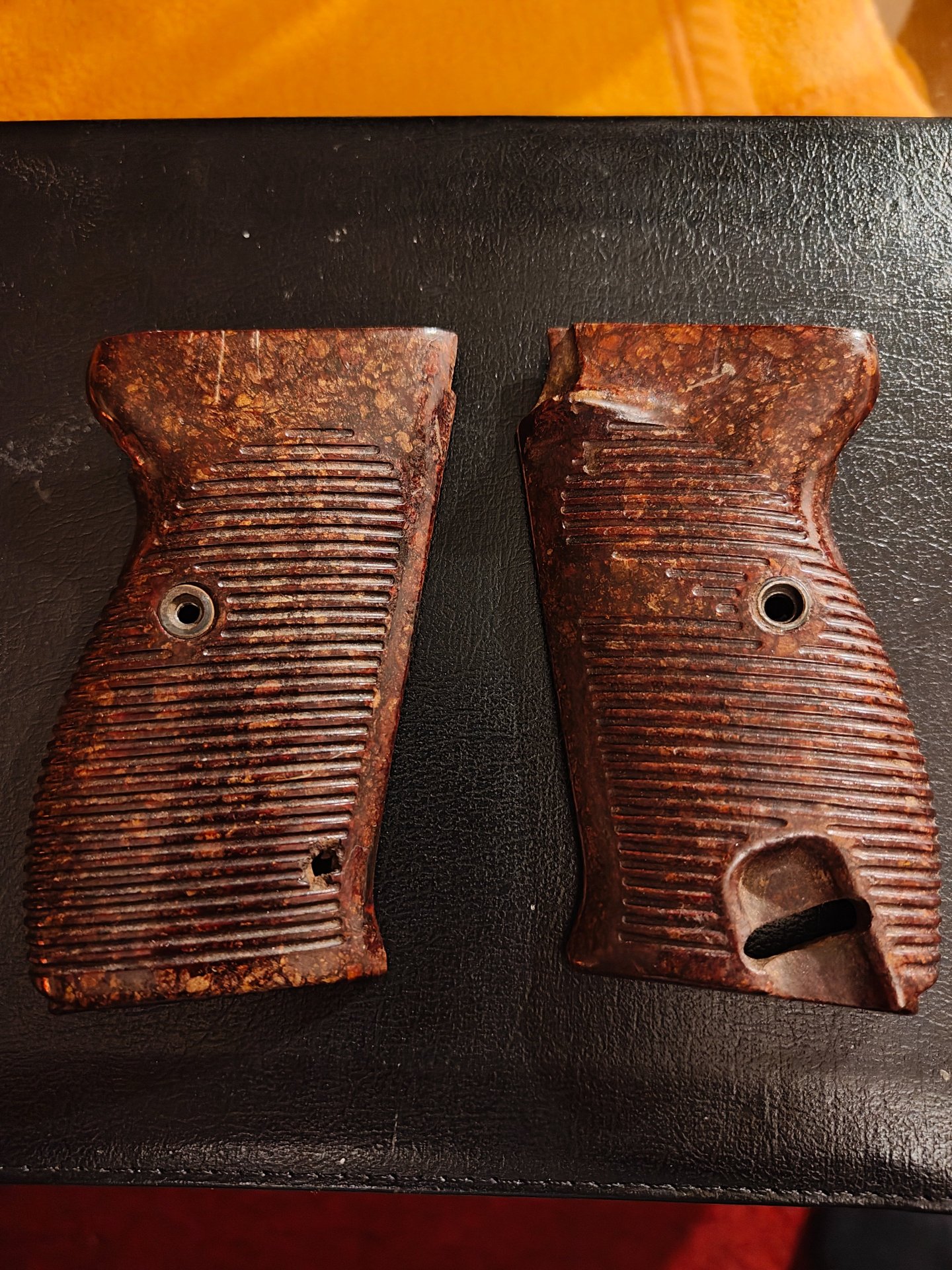 Original Griffschalen Walther P38 – obrázek 1