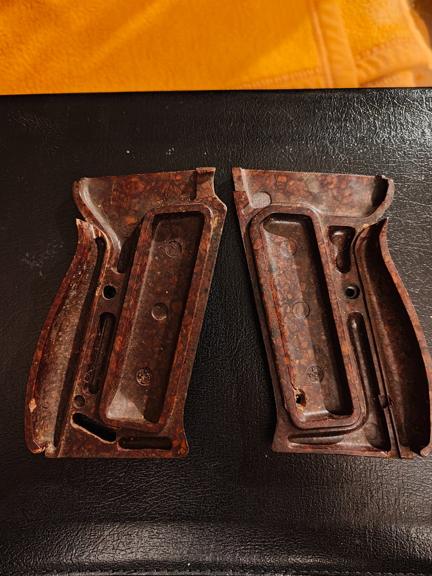 Original Griffschalen Walther P38 – obrázek 2