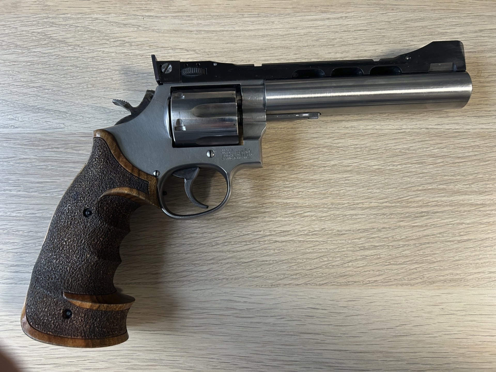 Matchrevolver Smith & Wesson Modell 686-4 im Kaliber .357 Magnum mit Polygonlauf u. 4-fach Visierung – Bild 2