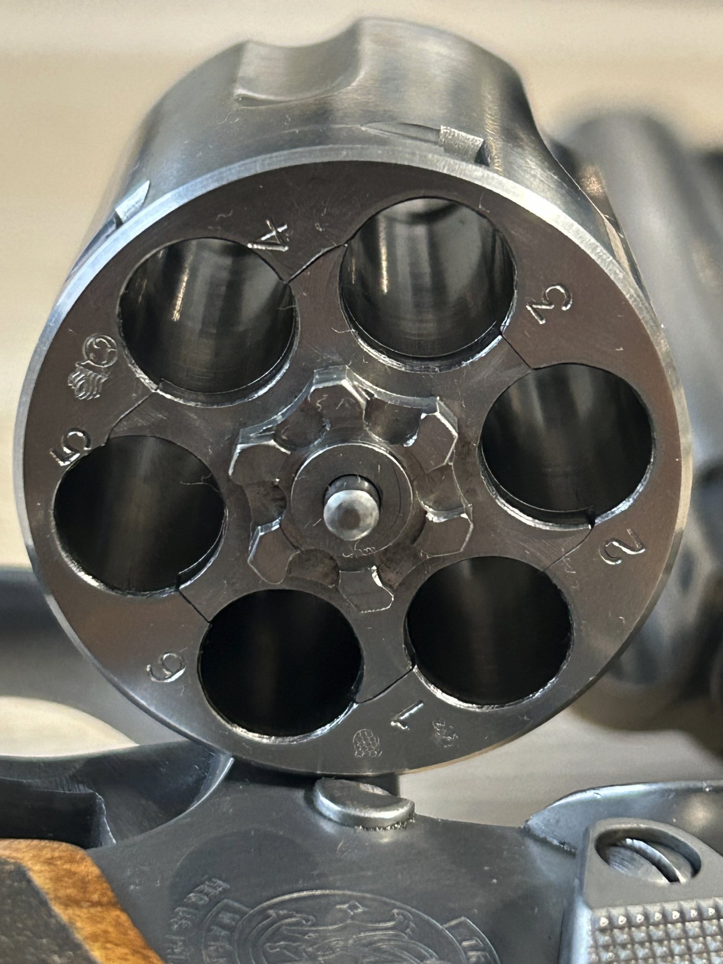 Matchrevolver Smith & Wesson Modell 686-4 im Kaliber .357 Magnum mit Polygonlauf u. 4-fach Visierung – Bild 3