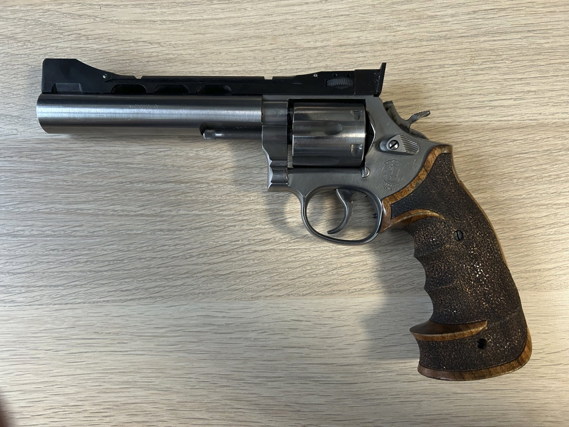 Matchrevolver Smith & Wesson Modell 686-4 im Kaliber .357 Magnum mit Polygonlauf u. 4-fach Visierung – Bild 1
