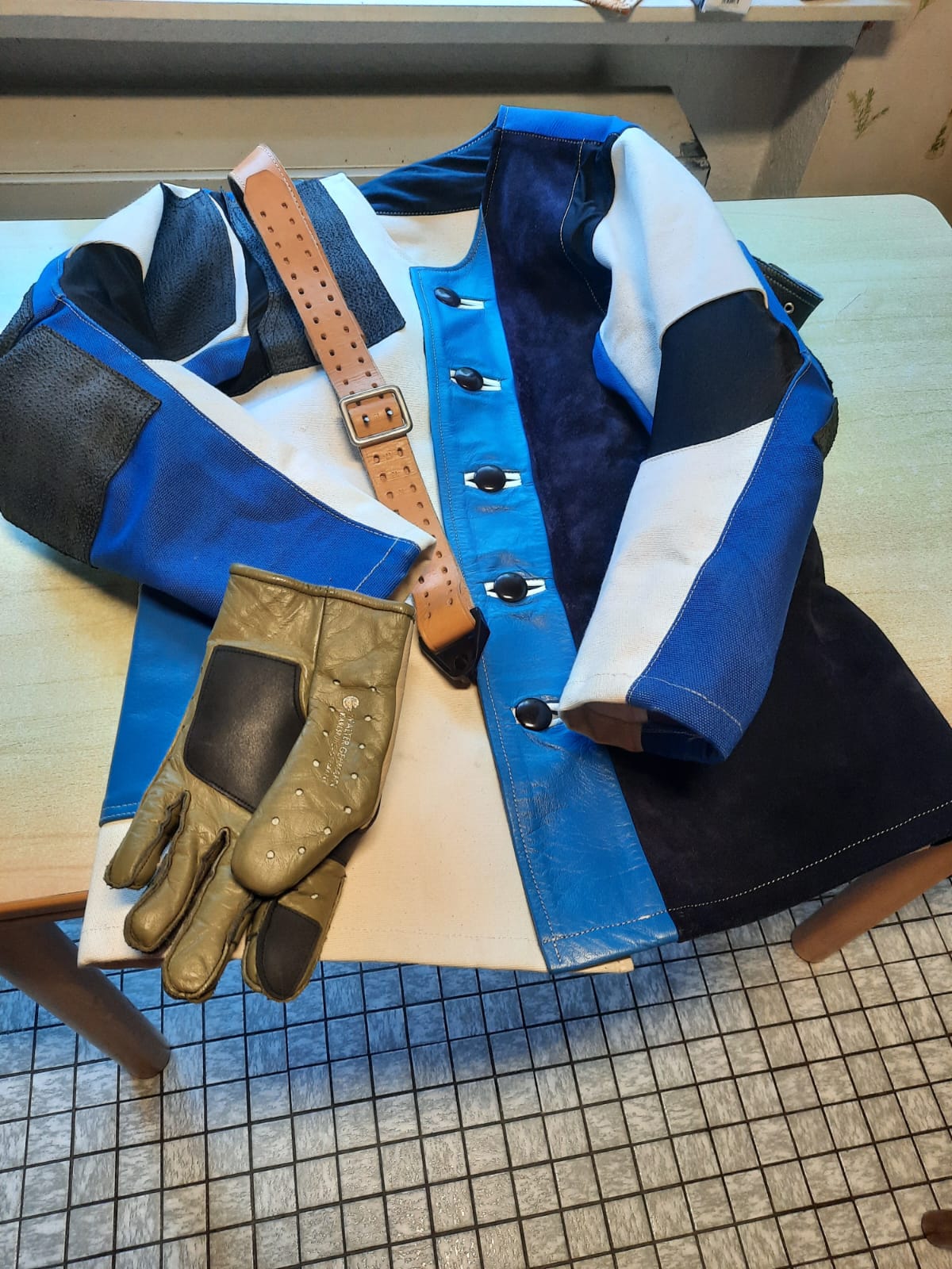 Schiessjacke Rechts, Gr. 54, Schiessriemen, Schiesshandschuh Gr. 8 – Bild 2