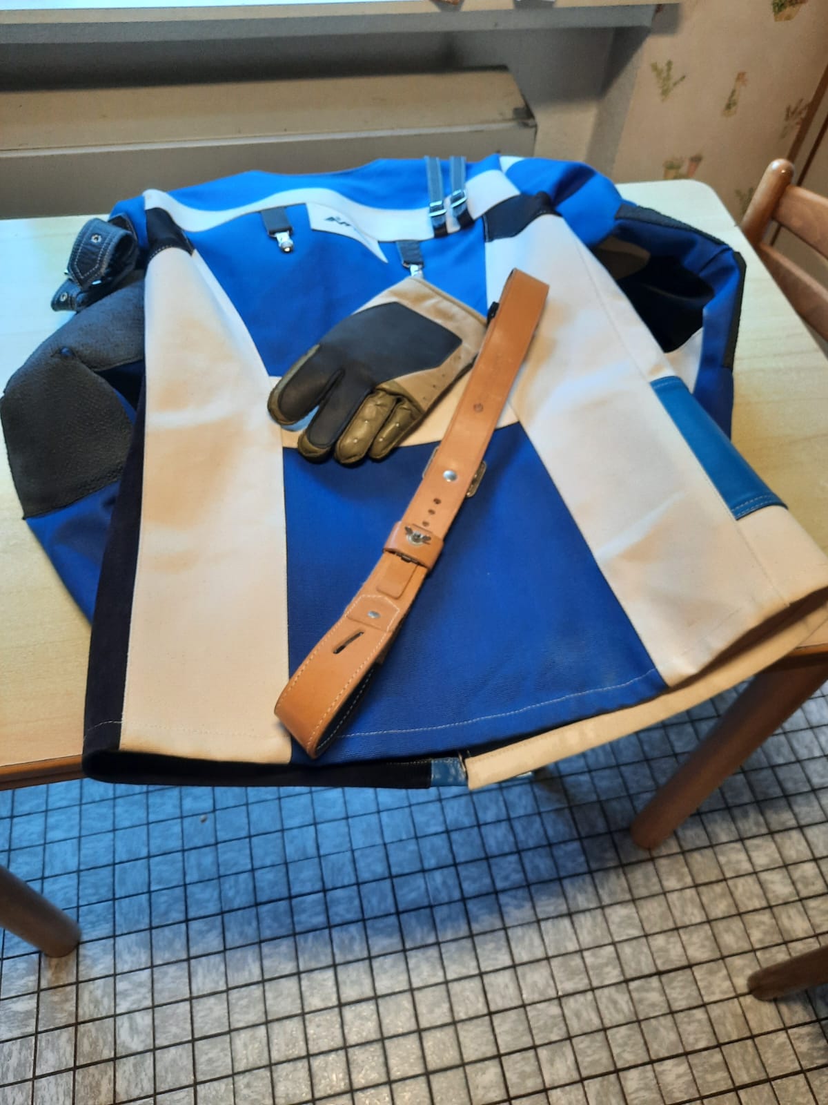 Schiessjacke Rechts, Gr. 54, Schiessriemen, Schiesshandschuh Gr. 8 – Bild 1