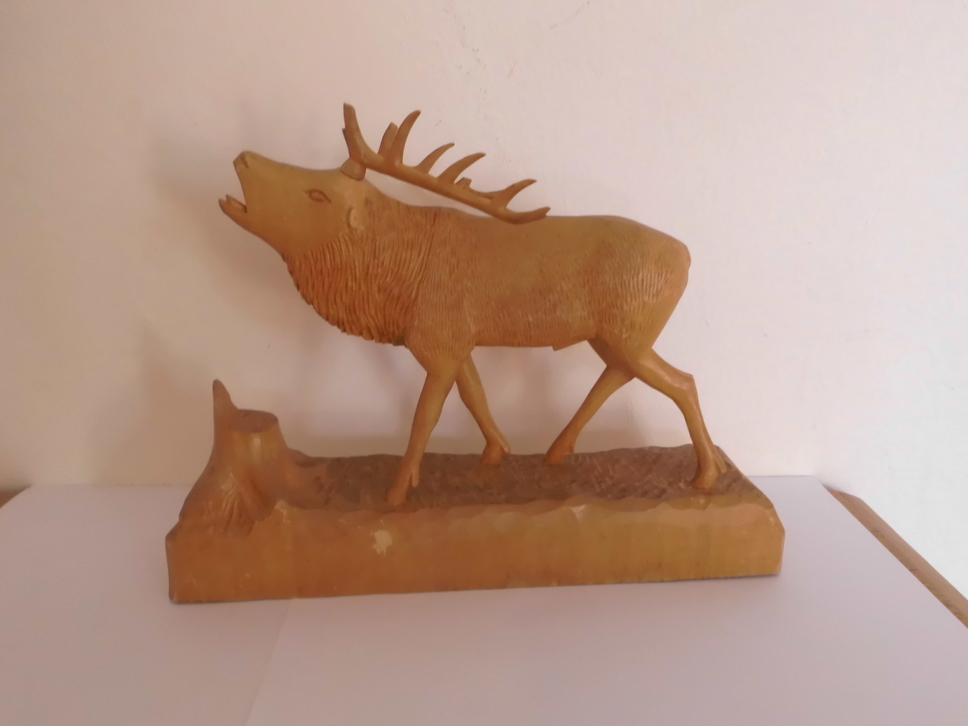 geschnitzter Hirsch – Bild 1