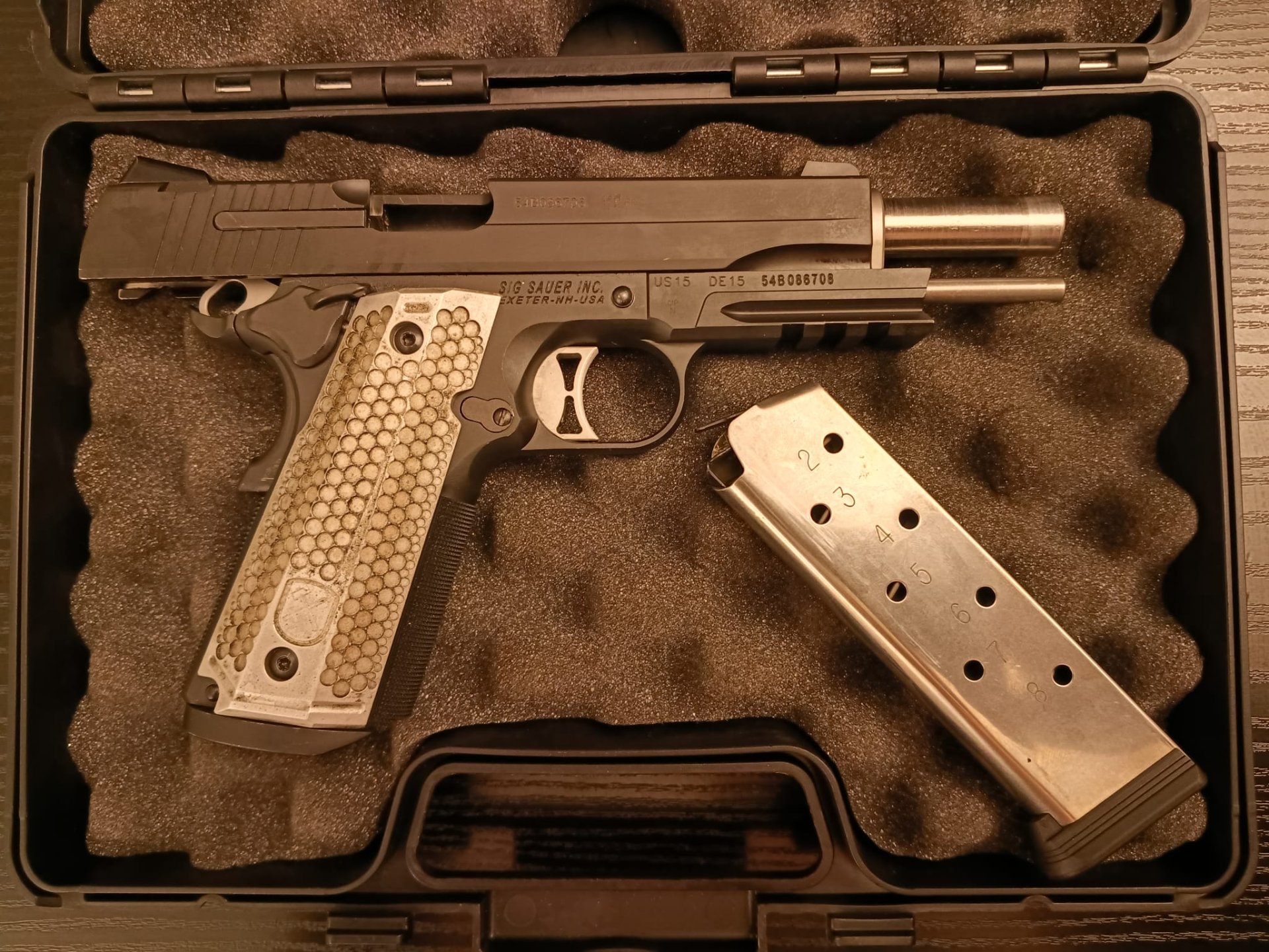 DAS MEISTERWERK - Sig Sauer 1911 .45ACP mit Wilson Combat GR u. Monarch Grips, 5 Magazine + Teileset – Bild 6
